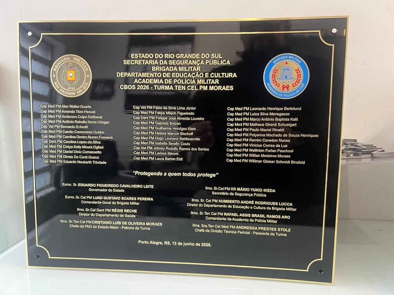 PLaca de latão dourado com arte gravada foto corrosão rebaixo químico com verniz e acabamentos dourado