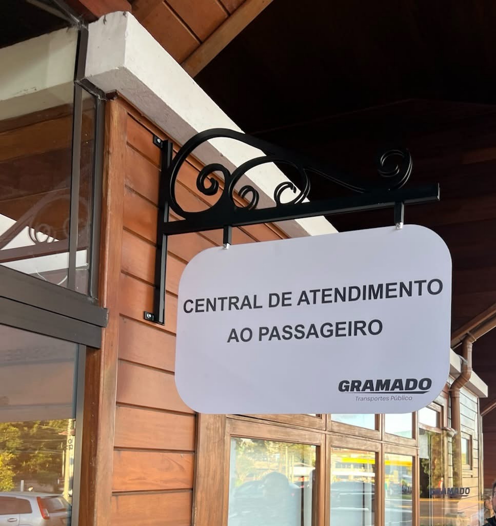 Placa em ACM3mm adesivada vinil digital e com fixação perpendicular em ACM3m