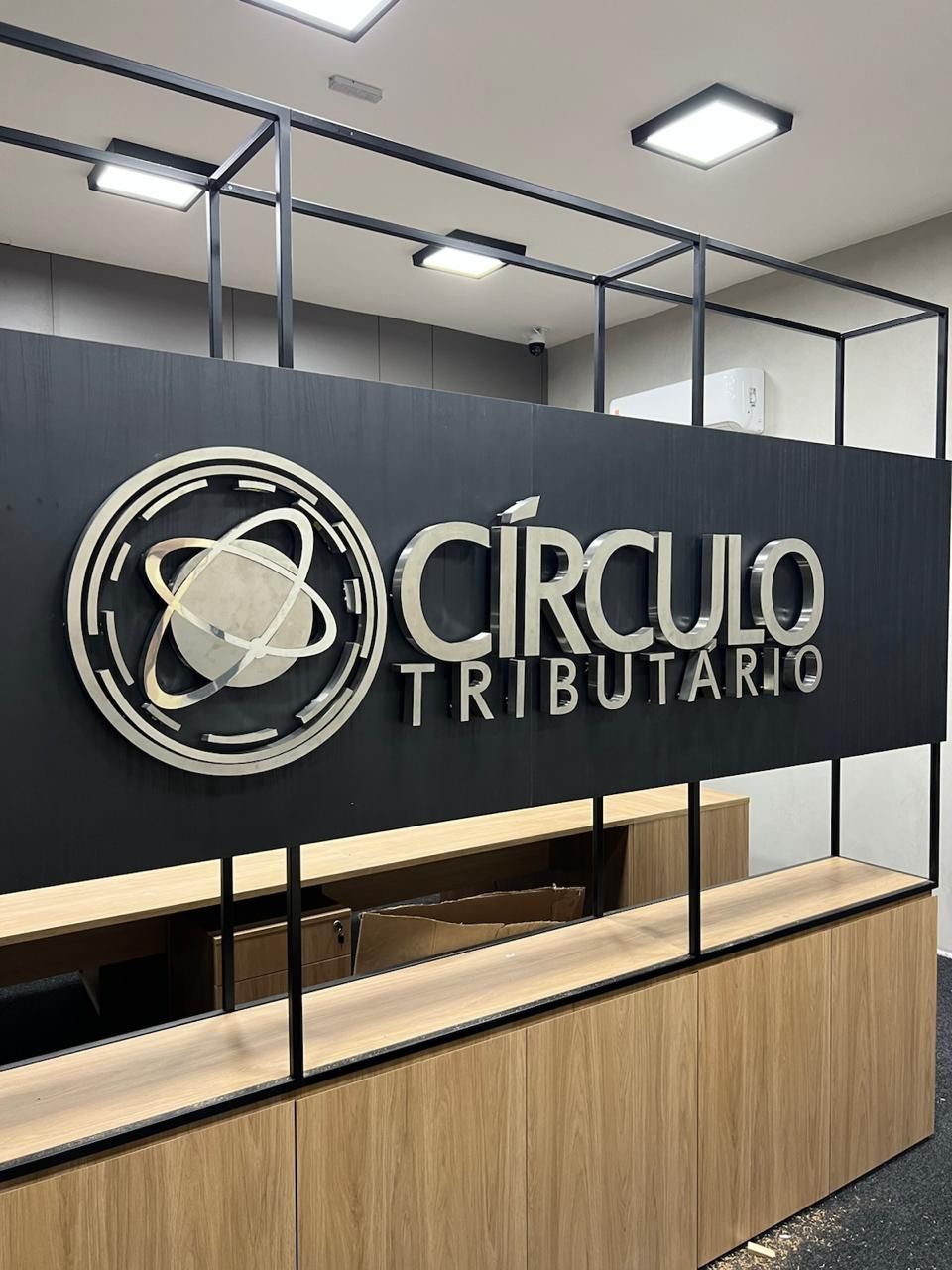 Letreiro em aço inox escovado fixação por pinos