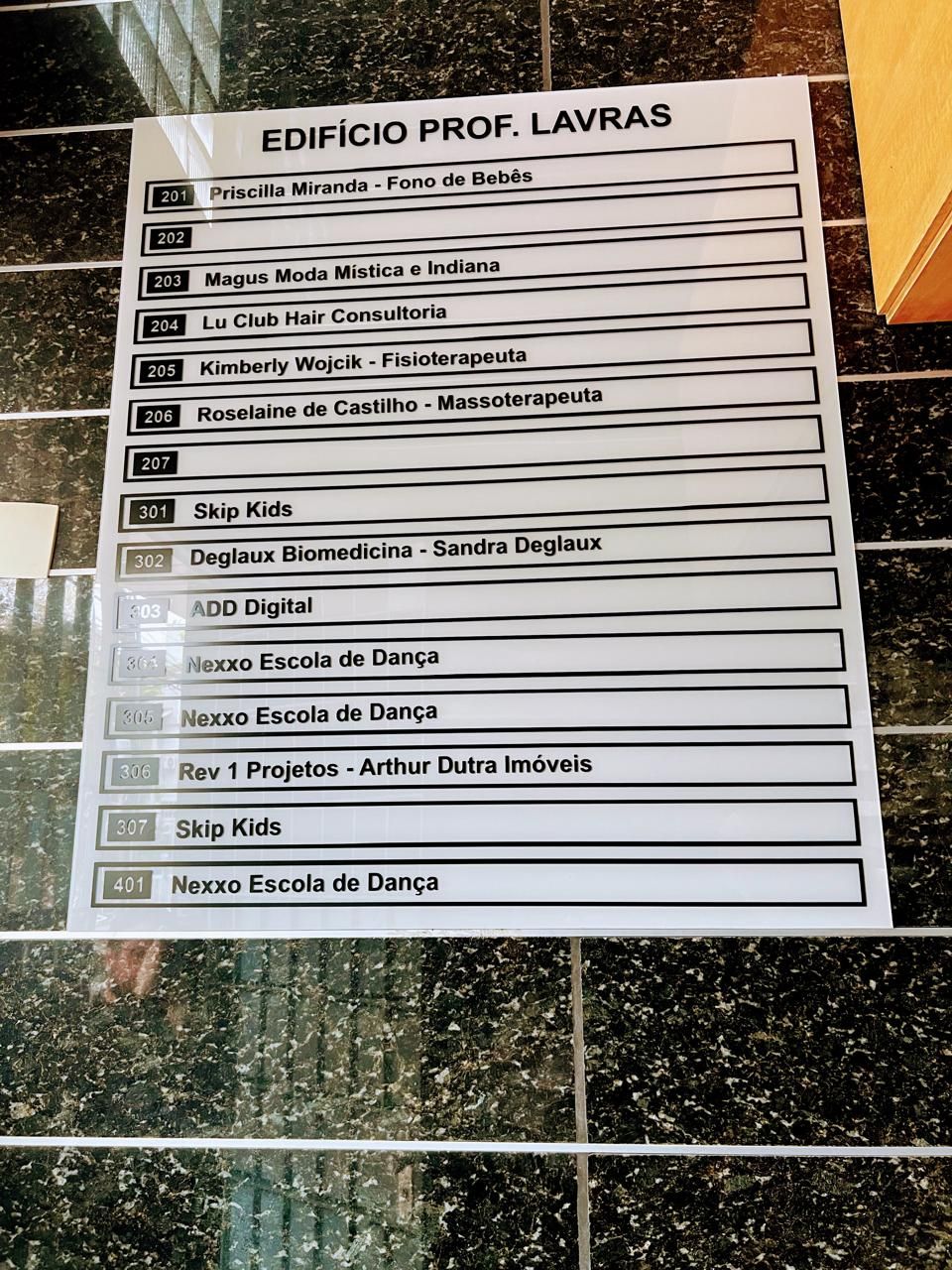 Placa de acrílico 3mm adesivada com vinil recortado para recepções