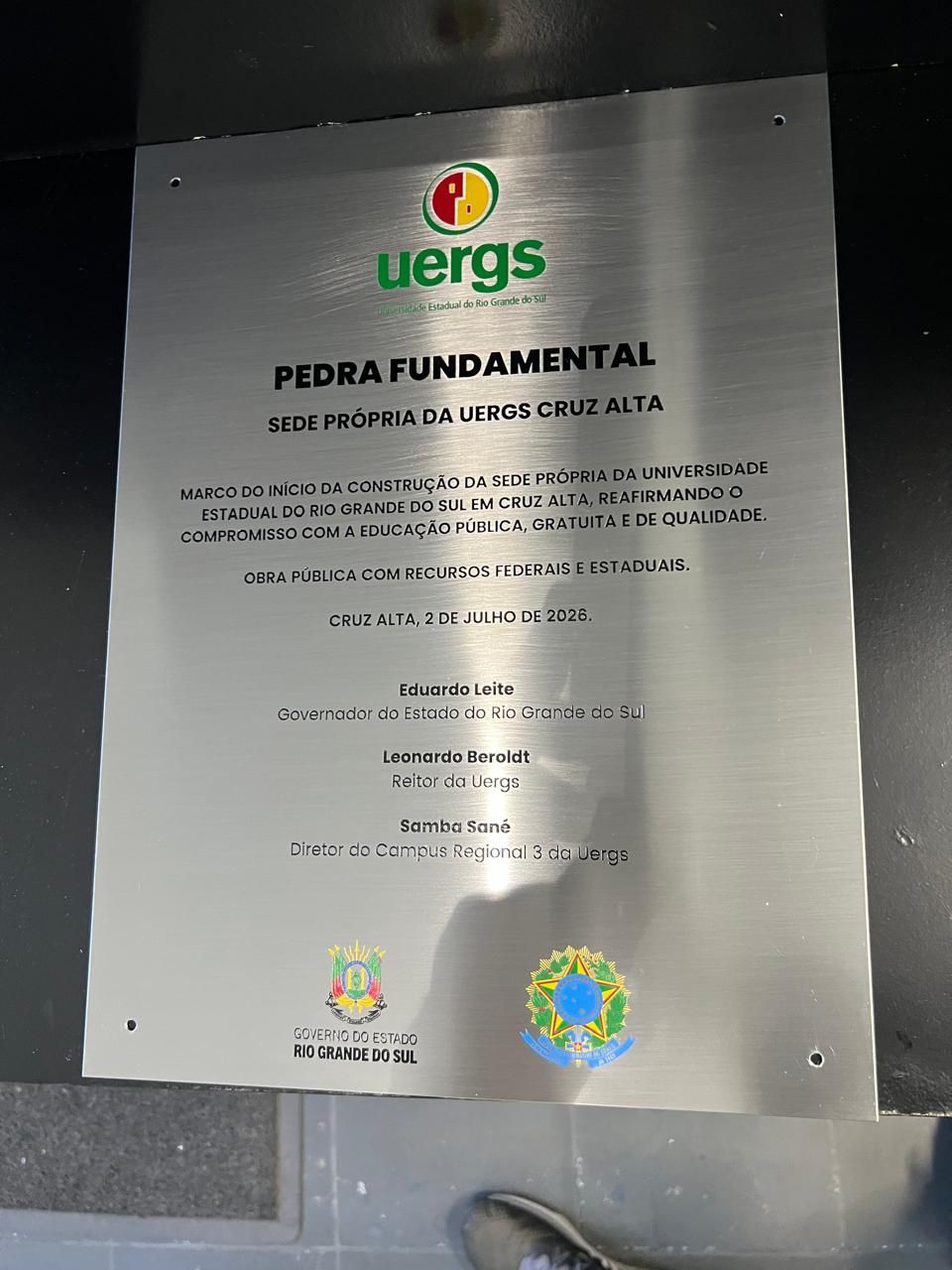 Placa produzida em aço inox escovado com arte gravada por foto corrosão rebaixo químico e pintura automotiva com proteção em acrílico 3mm e fixação por espaçadores cromados