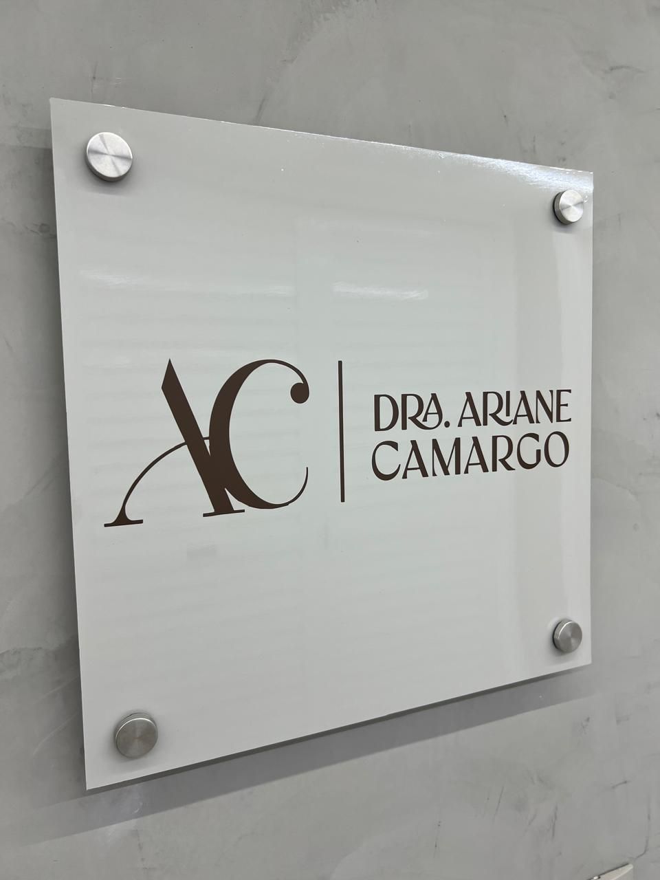 Placa de acrílico 3mm adesiavda vinil especial com logo em vinil recortado e fixação por espaçadores cromados