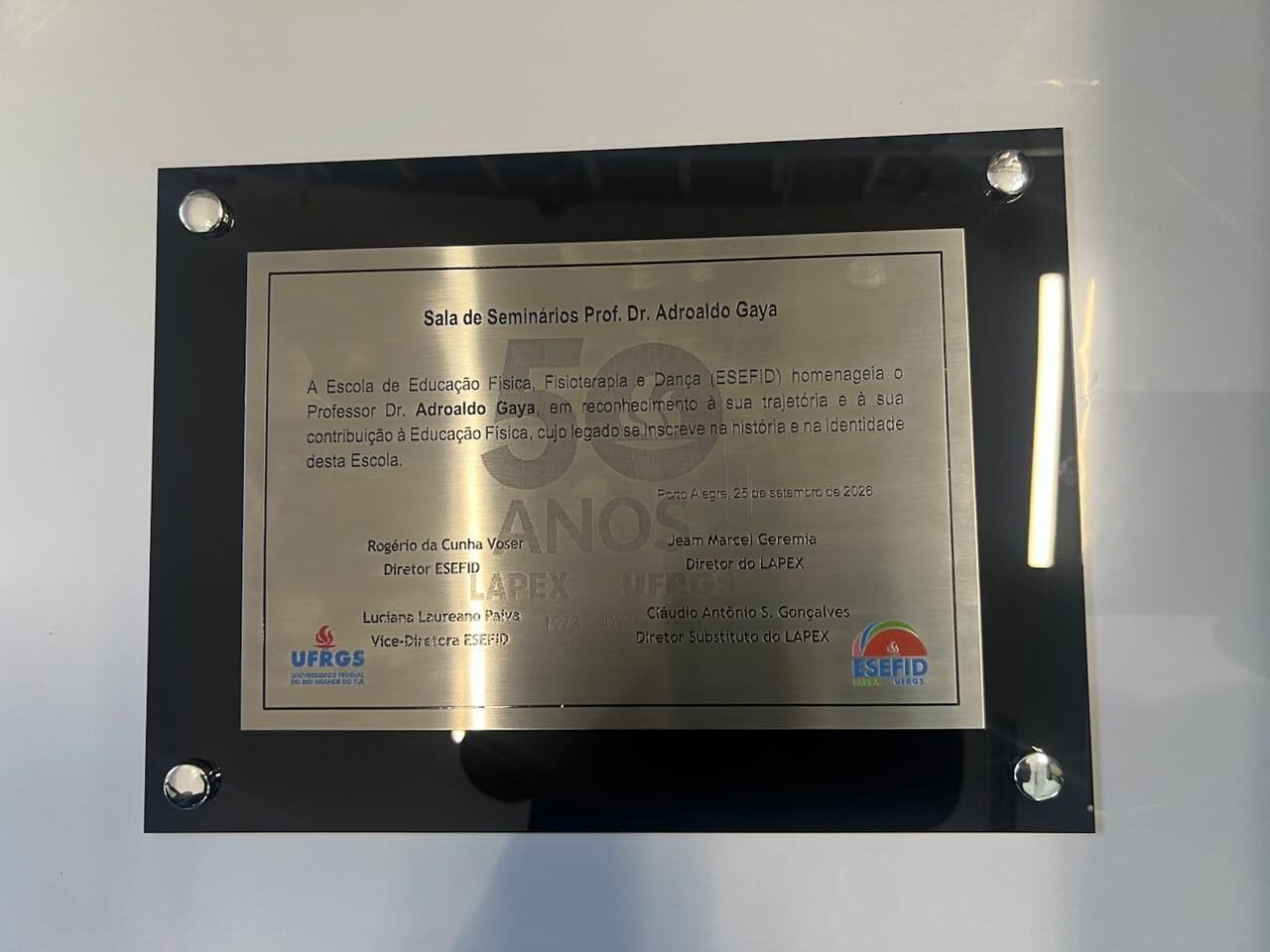 Placa de aço inox escovado com arte gravada foto corrosão rebaixo químico com base em acrílico e fixação por parafusos e acabamentos cromados