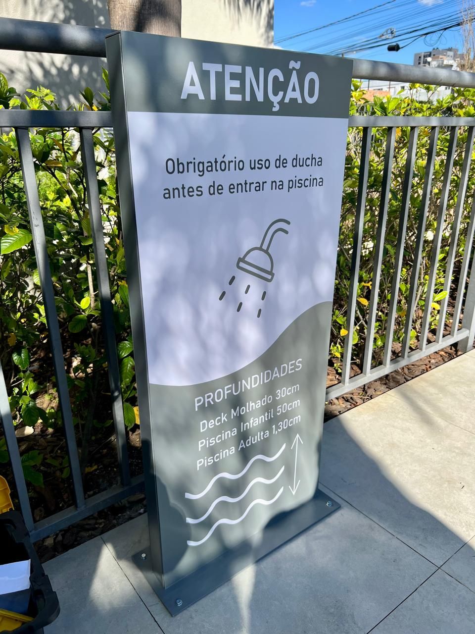 Totem estruturado em metalon com face em caixa de ACM 3mm adesivada