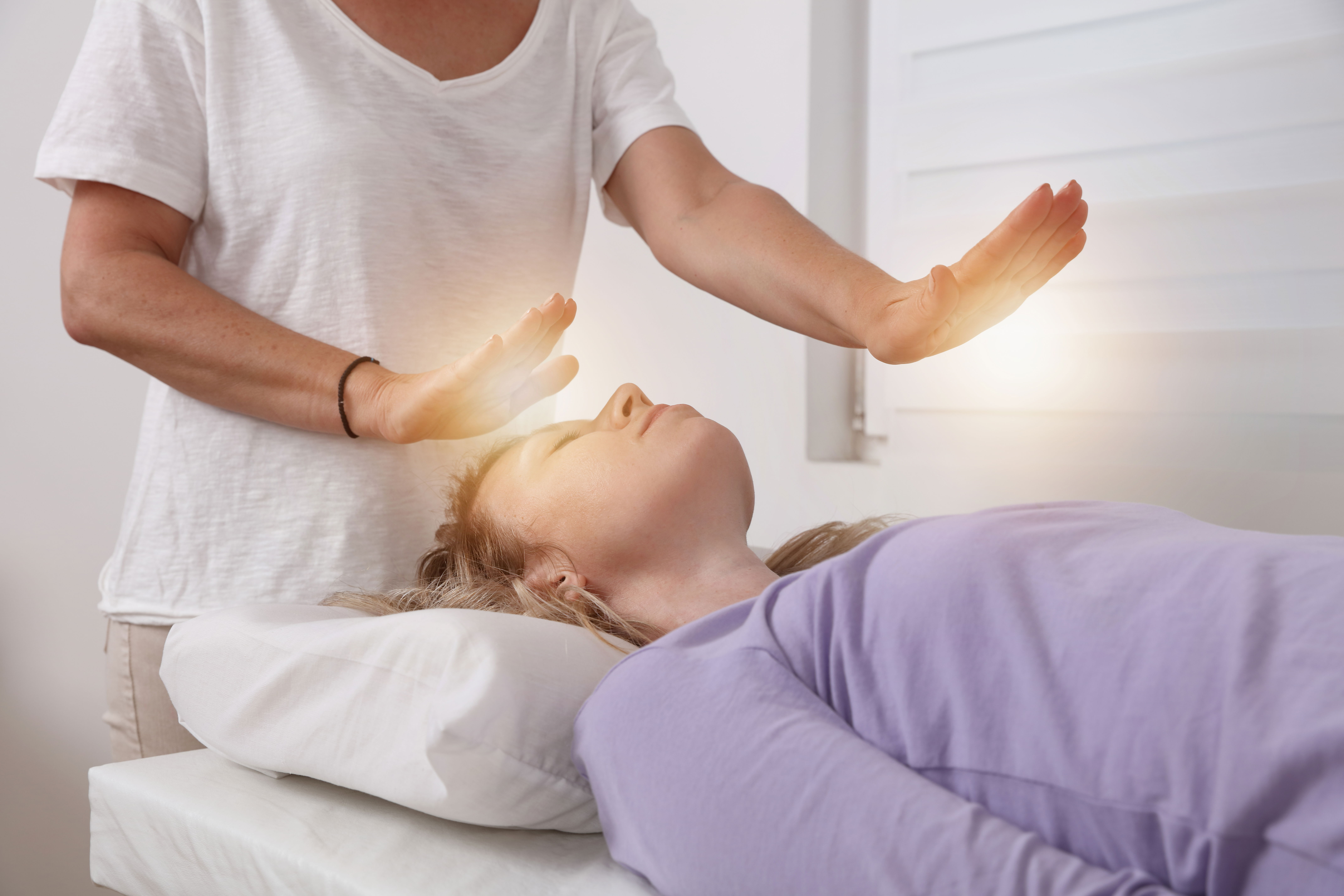 Comparatif des pratiques énergétiques : Reiki, Magnétisme et Sophrologie pour mieux comprendre leurs bienfaits