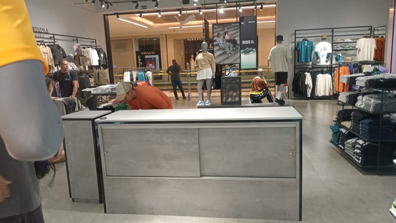 Construção de balcão e totem para ação na loja Puma - Shooping Morumbi