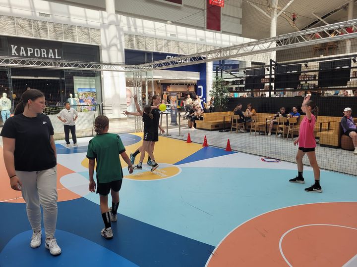 Démonstration de Handfauteuil et de handball au centre commercial Auchan Noyelles-Godault en partenariat avec le comité olympique.