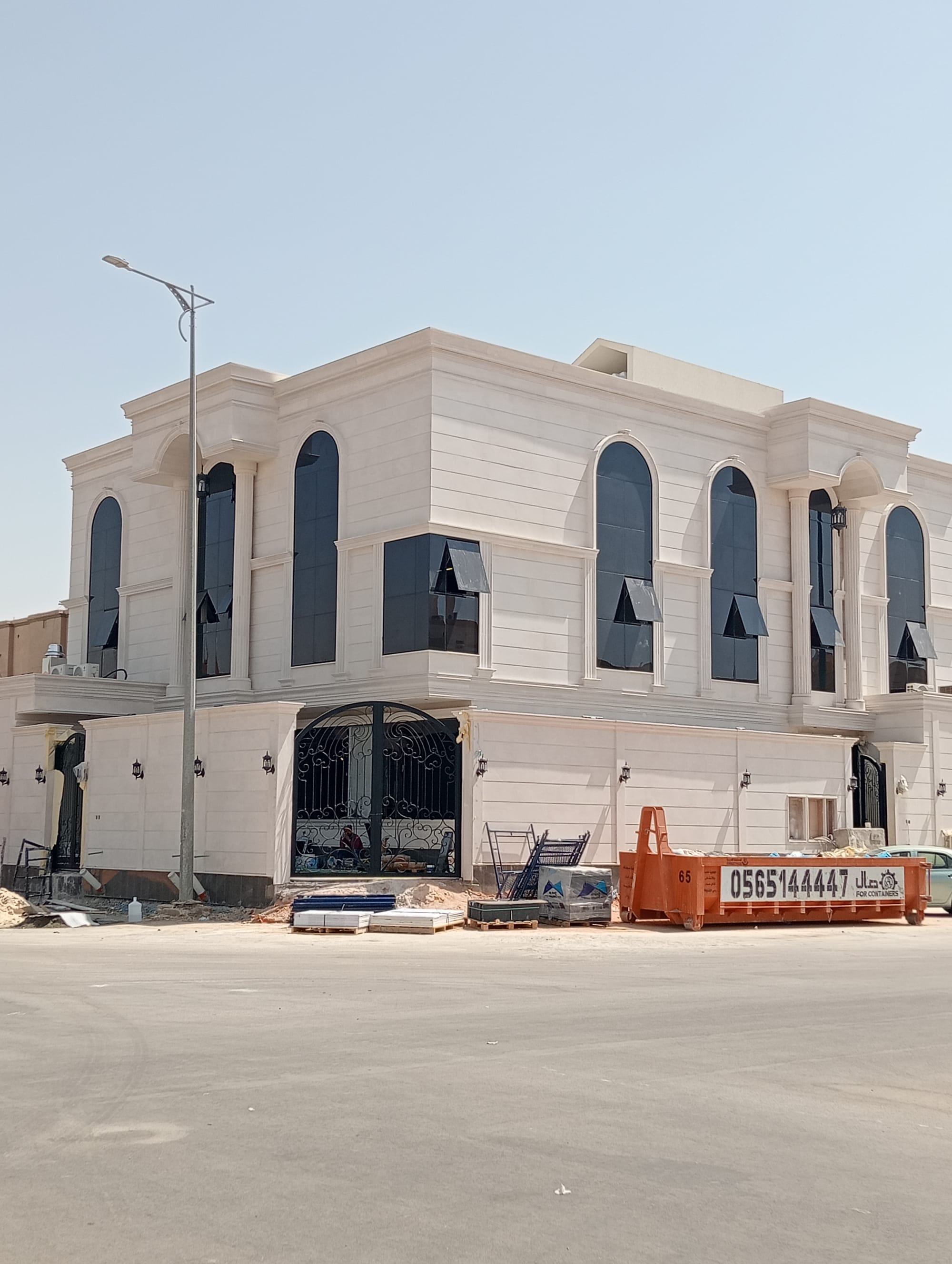 واجهة مبنى بزجاج استركشر الرياض