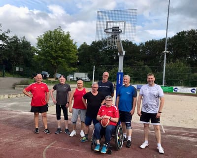 Gemeinsam aktiv: Freitagsmänner auf dem Sportplatz