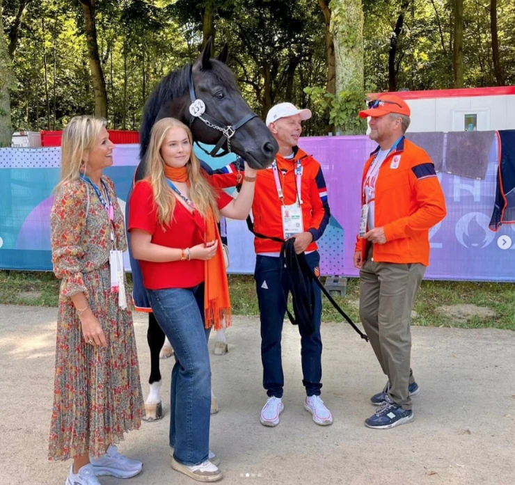 Máxima deslumbra con estilo boho chic y zapatillas
