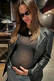 Haley Bieber habla de sus looks ante su próxima maternidad.