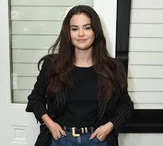 Selena Gomez: La estrella pop que conquista el mundo con una fortuna de 1,300 millones de dólares.