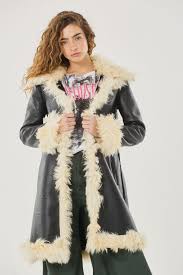 Abrigos Vintage 2025: La Tendencia que vuelve a estar de moda