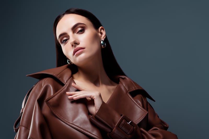 Colores Cálidos y Tonos Neutros: La Paleta Protagonista de la Moda 2025