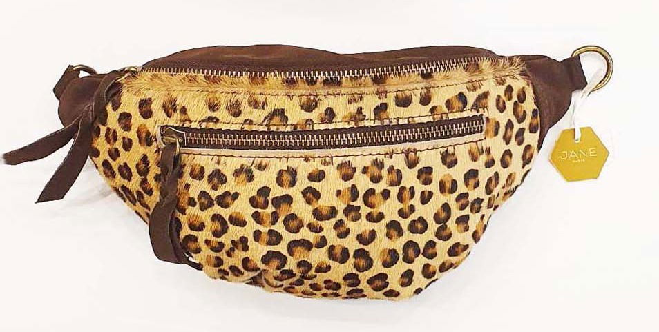 La banane sauvage : L’accessoire qui mixe imprimé animal et tendance mode 🐆