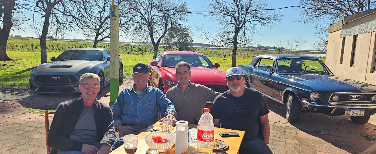 VARIOS MUSTANG EN CHACABUCO