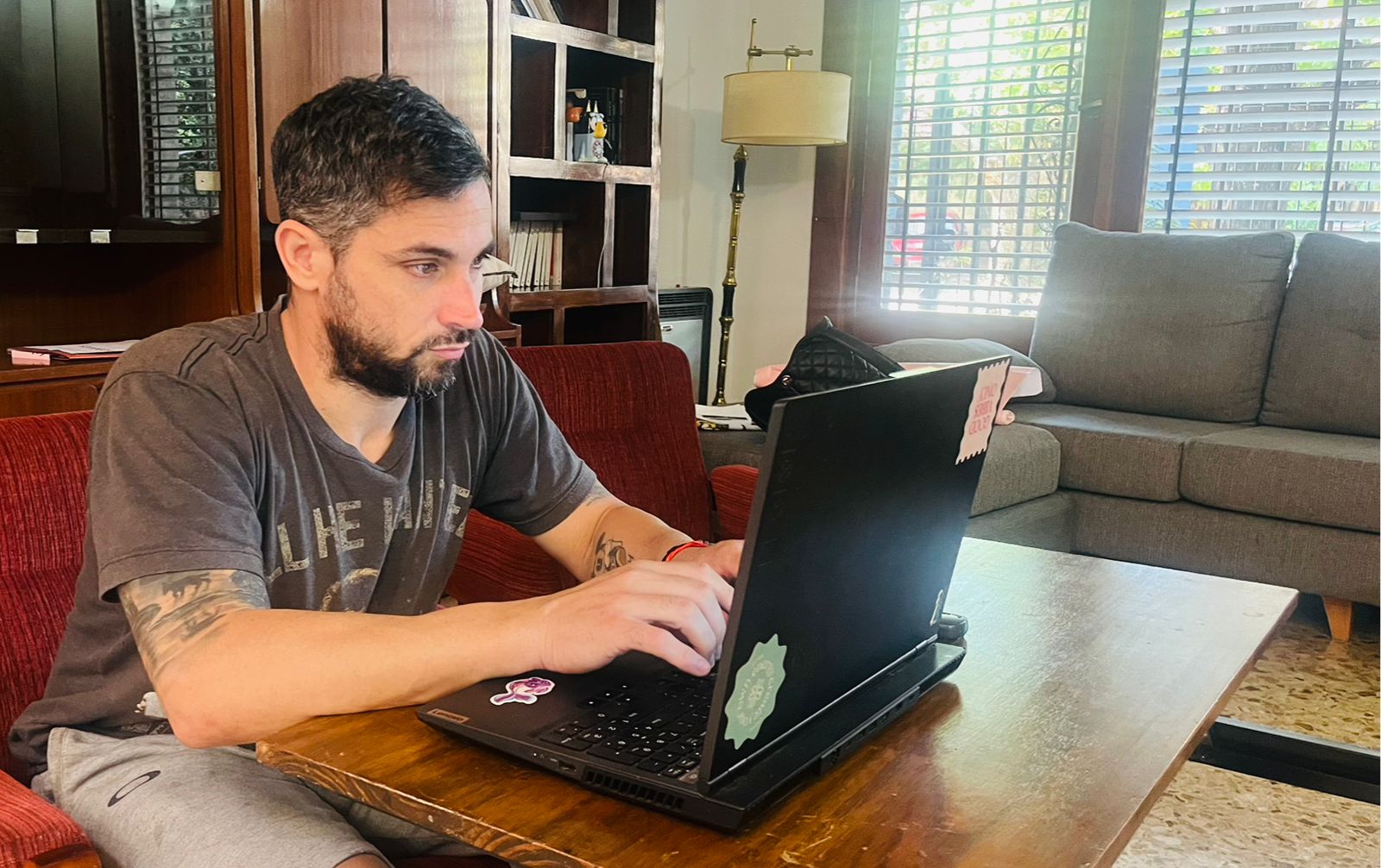 Café, expediente y novela: cuando un abogado escribe para sanar