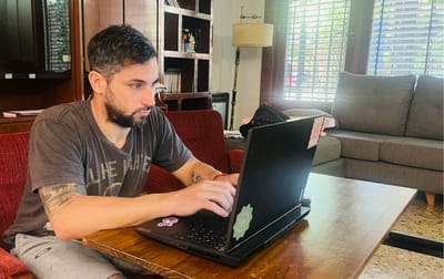 Café, expediente y novela: cuando un abogado escribe para sanar