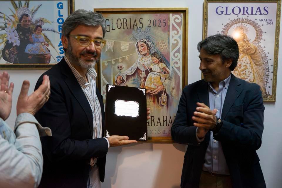Galería. Entrega de las pastas al Pregonero de las Glorias Arahal 2025