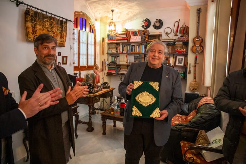 Galería. Entrega de las pastas al Pregonero de la Semana Santa de Arahal 2025