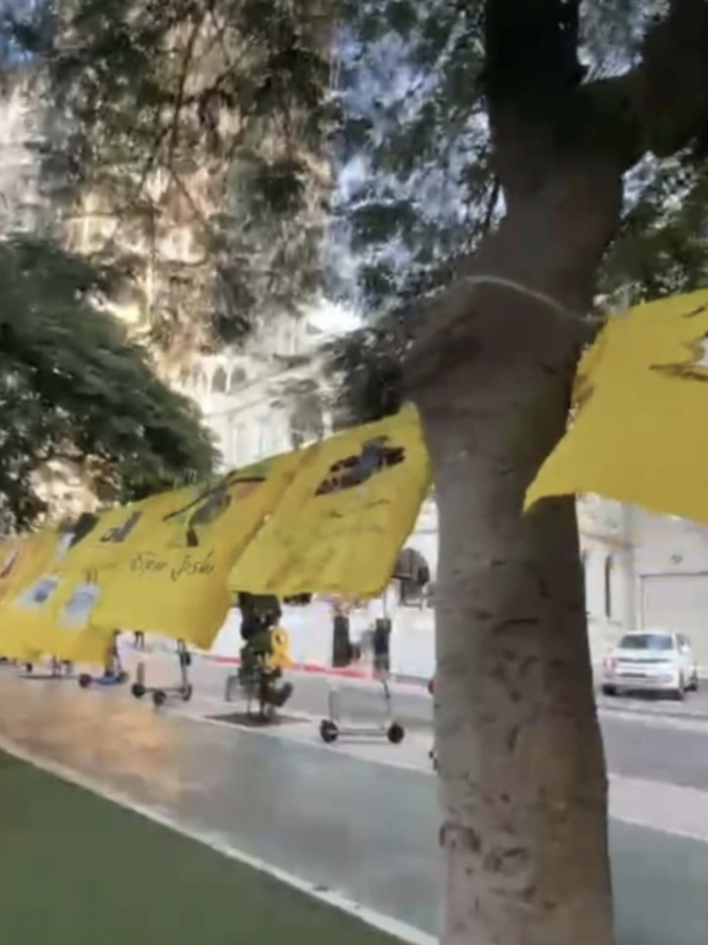 תערוכת חולצות התמיכה בחטופים ברחבת מוזיאון תל אביב.