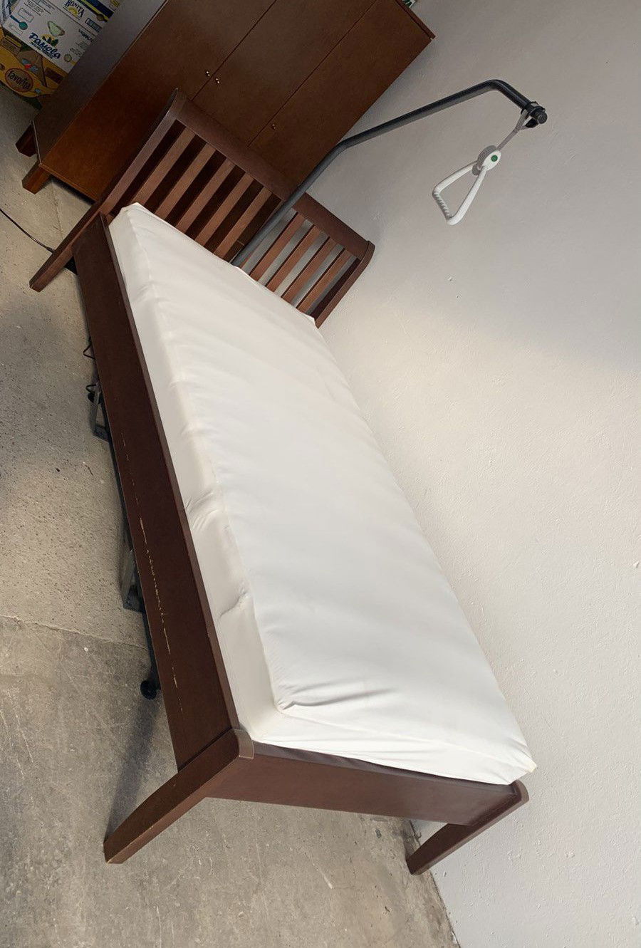 Kirchner Ergo M2 Elektromos 3 funkciós betegágy ápolási ágy + Matrac + Kapaszkodó