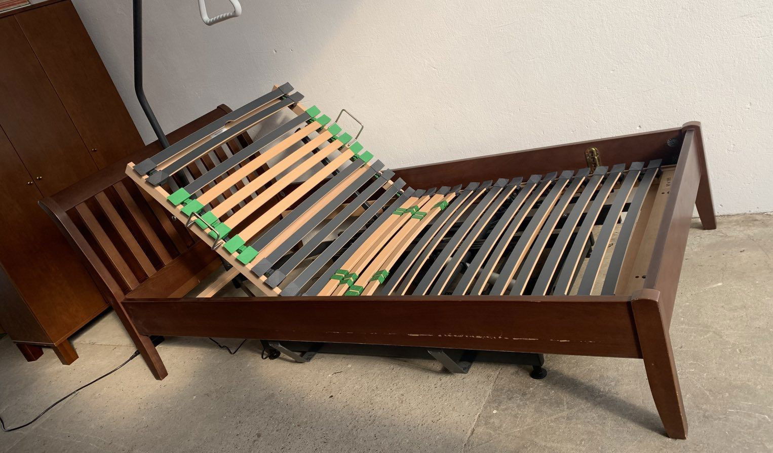 Kirchner Ergo M2 Elektromos 3 funkciós betegágy ápolási ágy + Matrac + Kapaszkodó