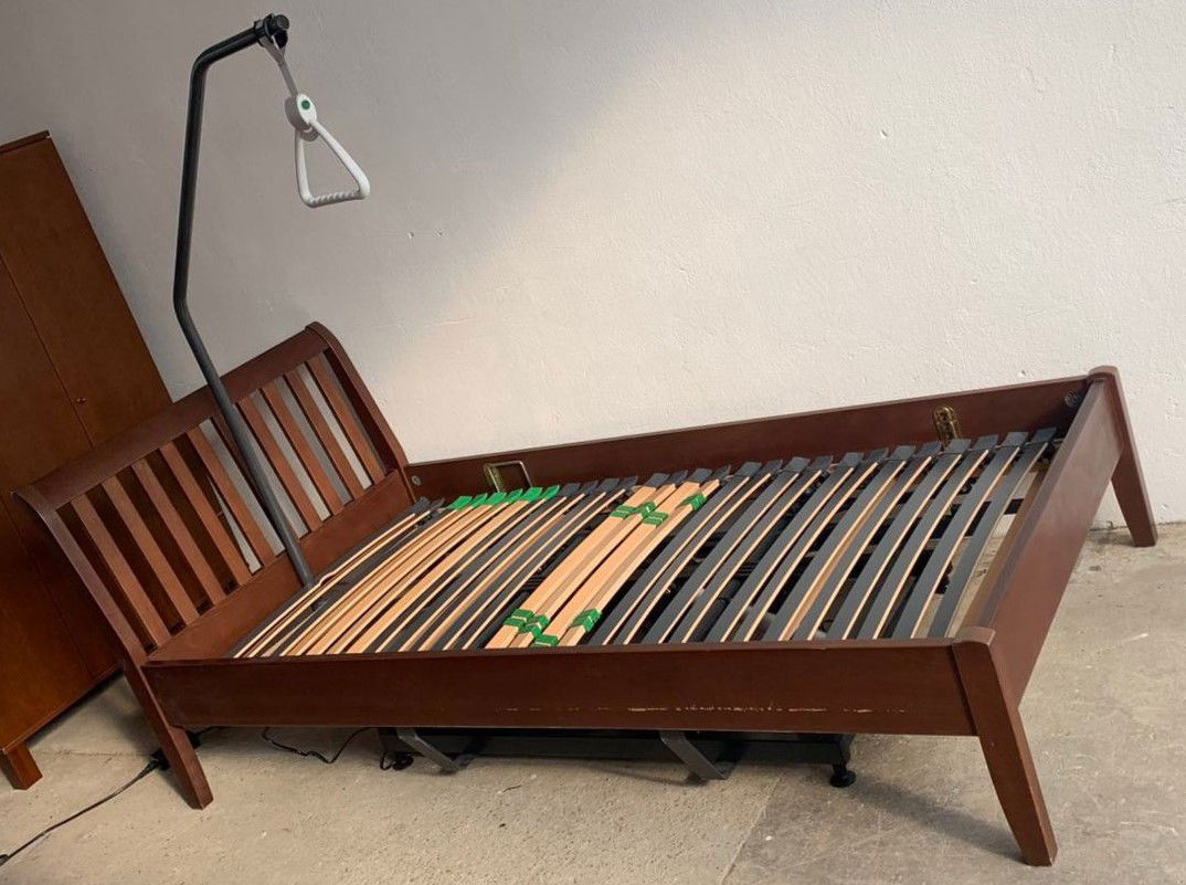 Kirchner Ergo M2 Elektromos 3 funkciós betegágy ápolási ágy + Matrac + Kapaszkodó