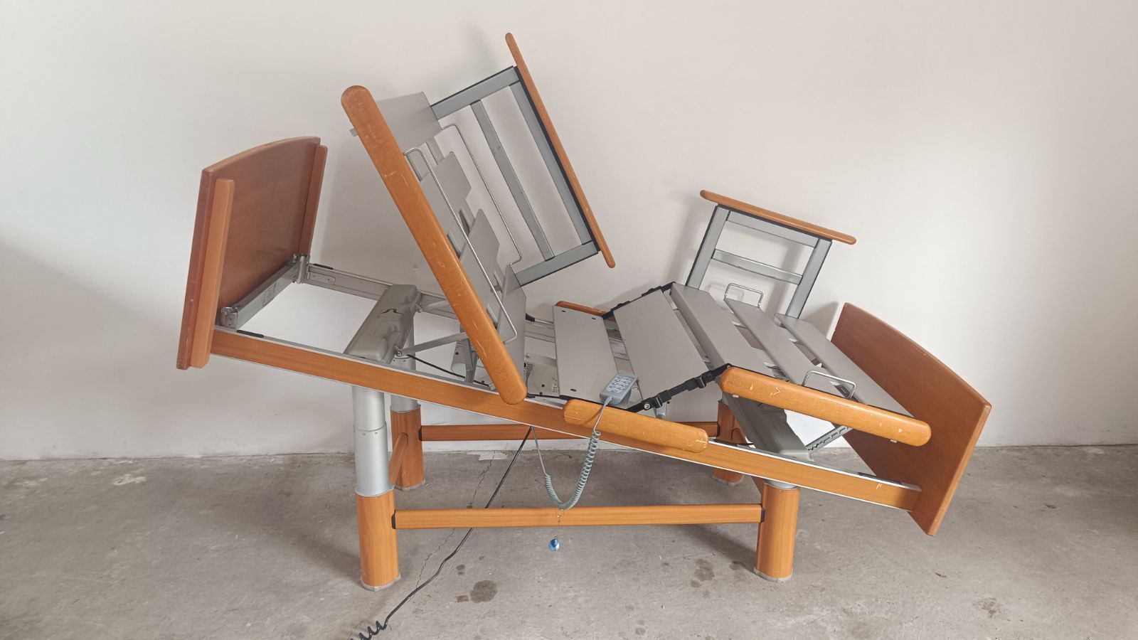 Elektromos betegágy - 4 funkciós - Osztott oldalrácsokkal