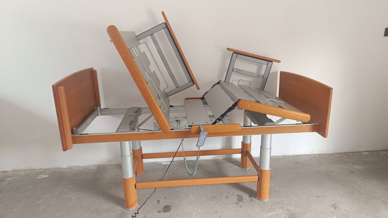 Elektromos betegágy - 4 funkciós - Osztott oldalrácsokkal