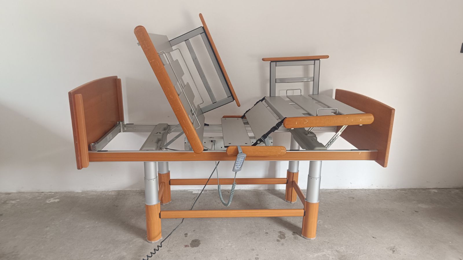 Elektromos betegágy - 4 funkciós - Osztott oldalrácsokkal