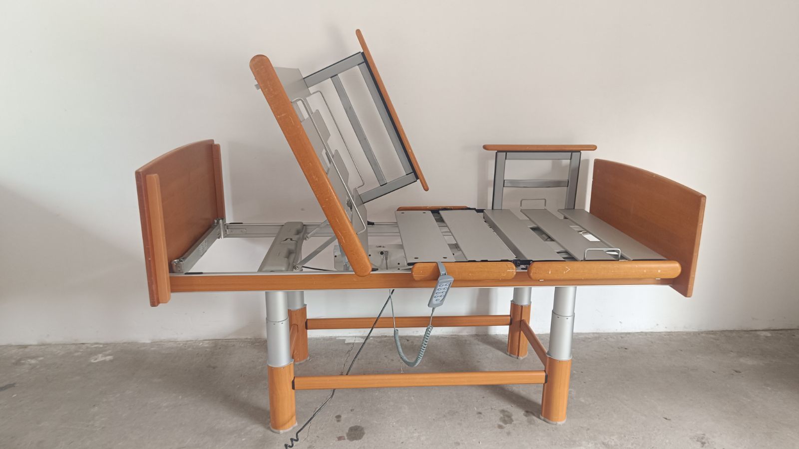 Elektromos betegágy - 4 funkciós - Osztott oldalrácsokkal