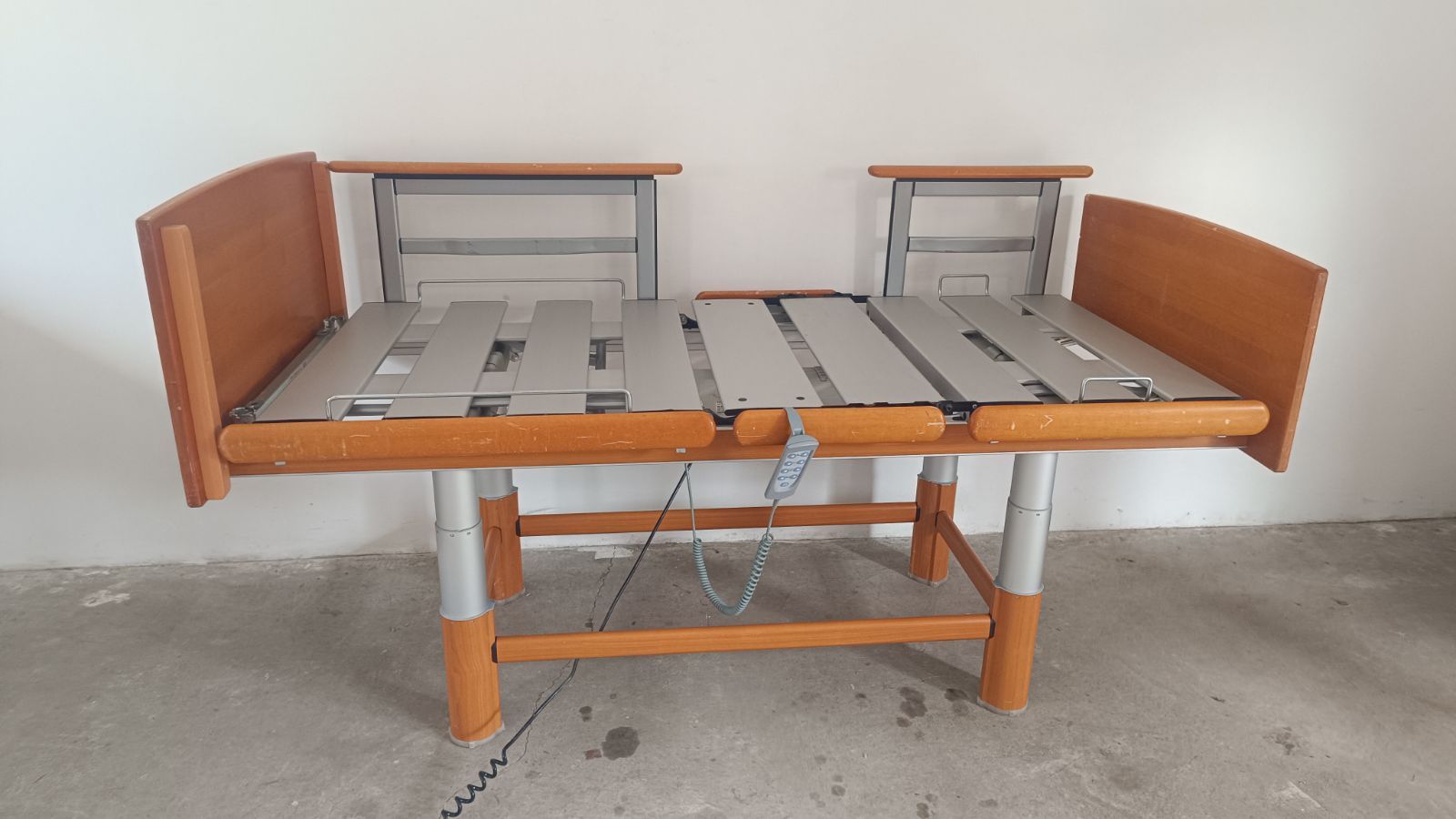 Elektromos betegágy - 4 funkciós - Osztott oldalrácsokkal