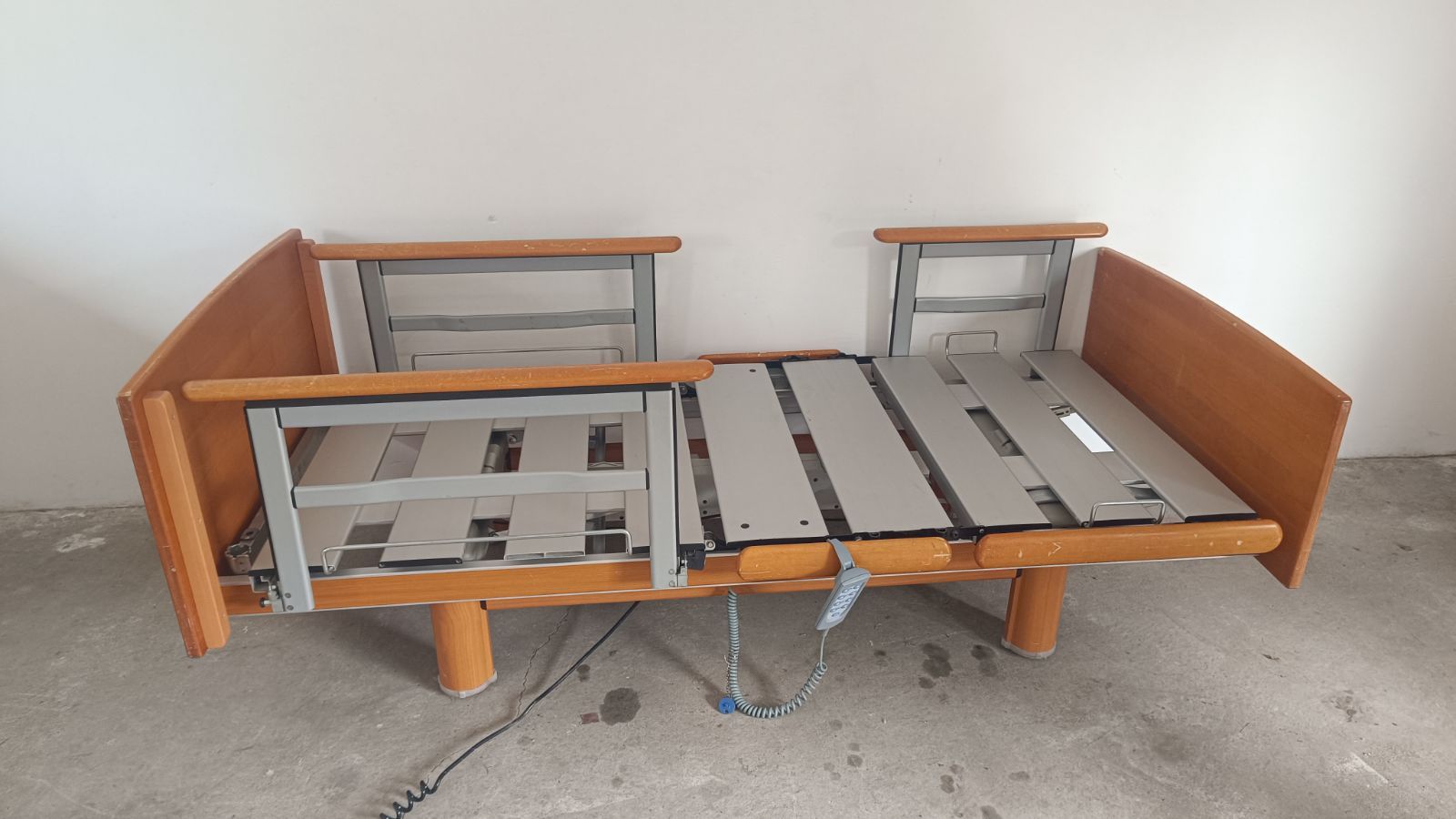 Elektromos betegágy - 4 funkciós - Osztott oldalrácsokkal