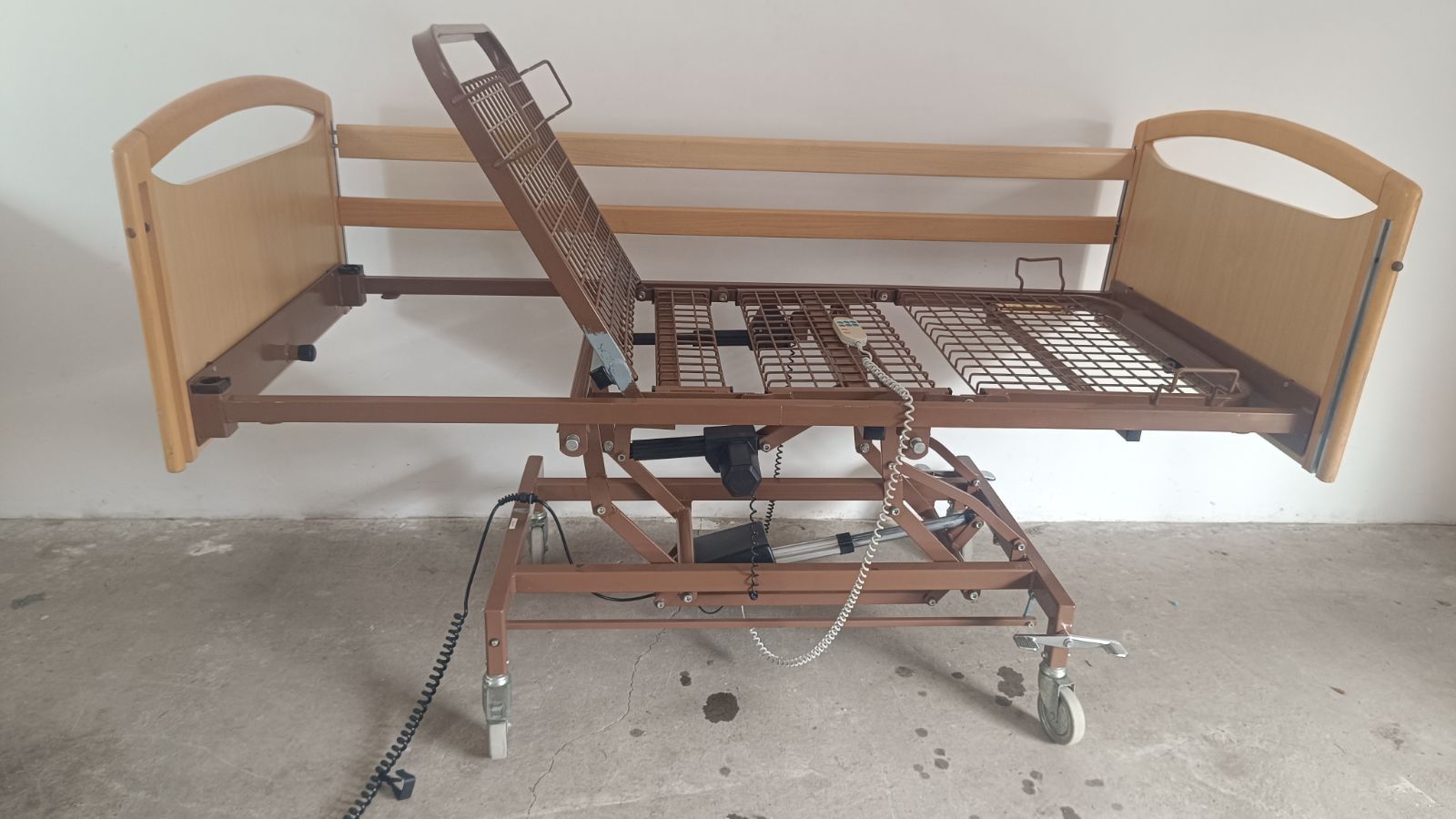 Elektromos betegágy ápolási ágy - 1 oldalráccsal - 3 funkciós (12.)