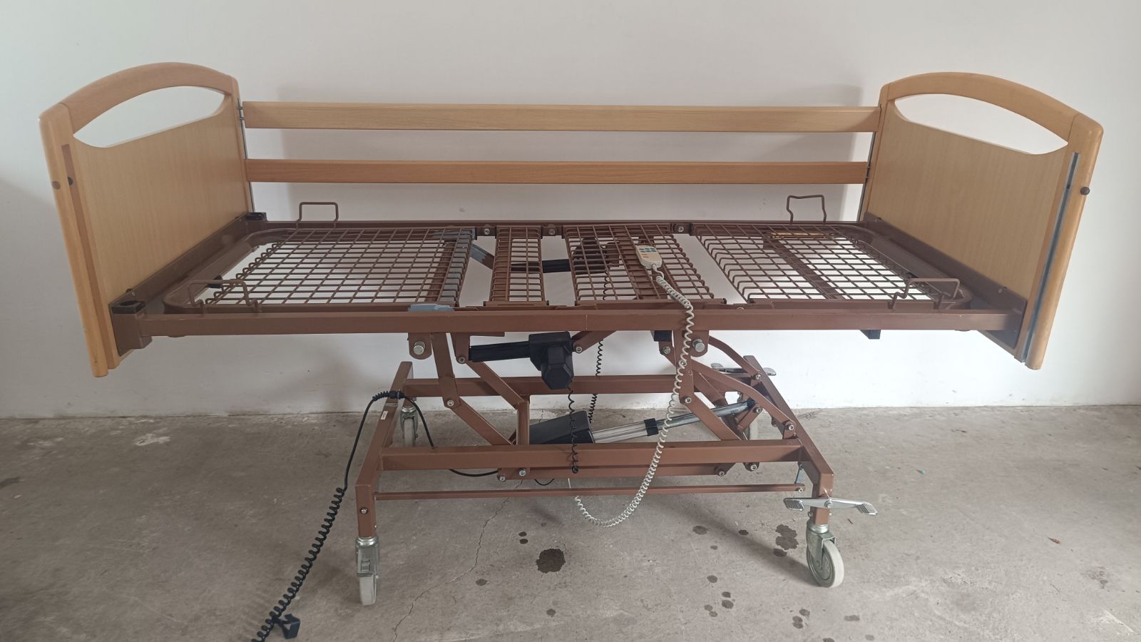 Elektromos betegágy ápolási ágy - 1 oldalráccsal - 3 funkciós (12.)