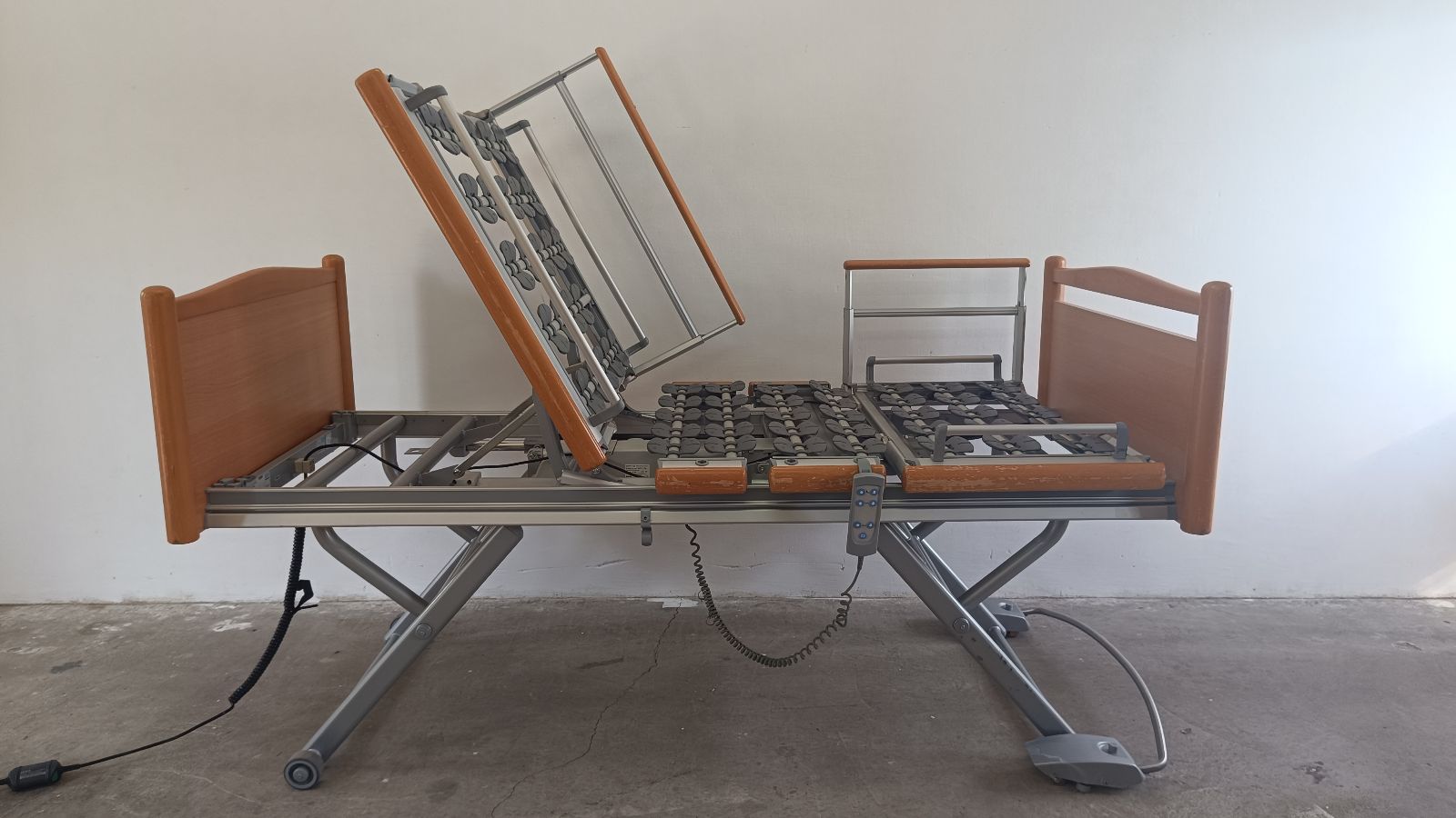 Modern elektromos betegágy - 4 funkciós - Osztott oldalrácsokkal