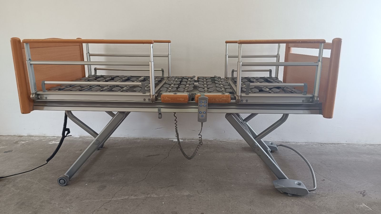 Modern elektromos betegágy - 4 funkciós - Osztott oldalrácsokkal