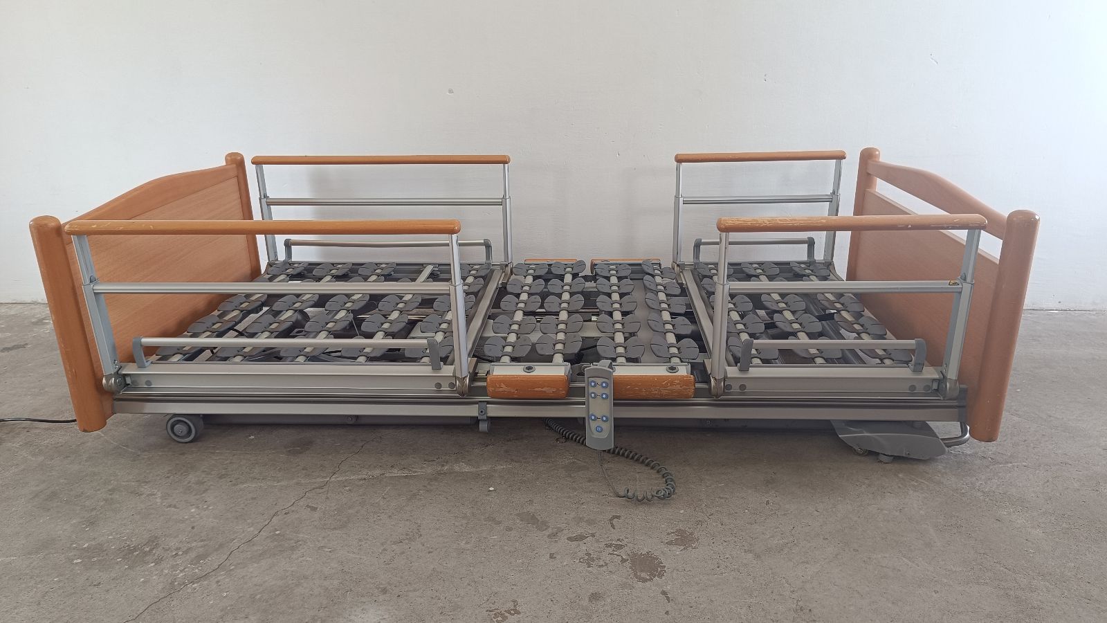 Modern elektromos betegágy - 4 funkciós - Osztott oldalrácsokkal