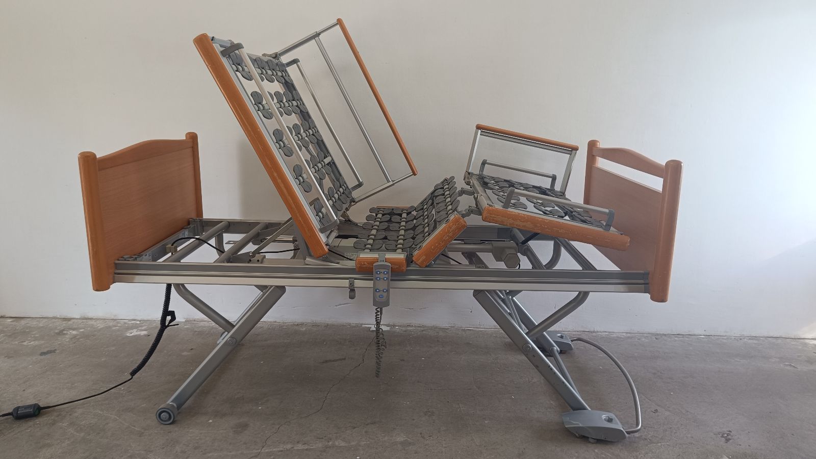 Modern elektromos betegágy - 4 funkciós - Osztott oldalrácsokkal