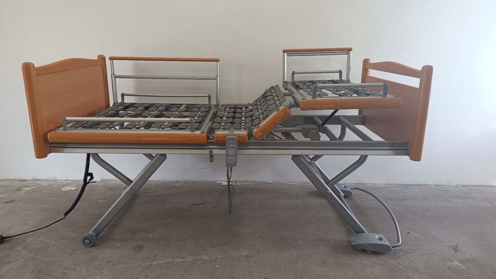 Modern elektromos betegágy - 4 funkciós - Osztott oldalrácsokkal