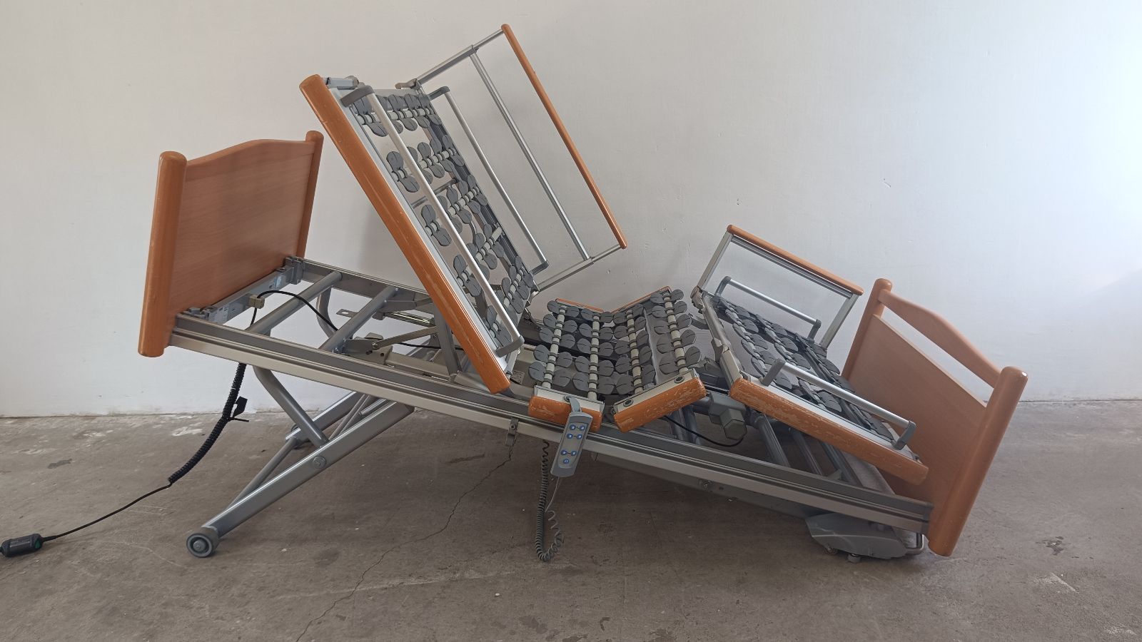 Modern elektromos betegágy - 4 funkciós - Osztott oldalrácsokkal