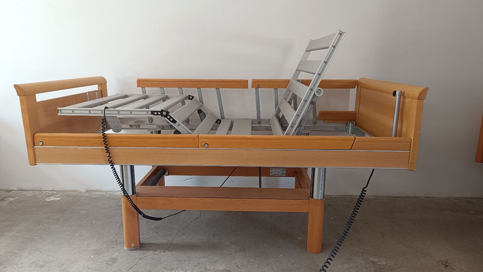 Modern Elektromos betegágy - 3 funkciós - osztott oldalrácsokkal Kód: 4.