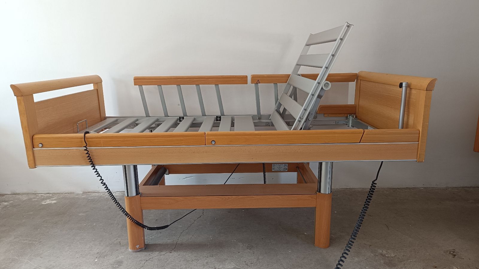 Modern Elektromos betegágy - 3 funkciós - osztott oldalrácsokkal Kód: 4.