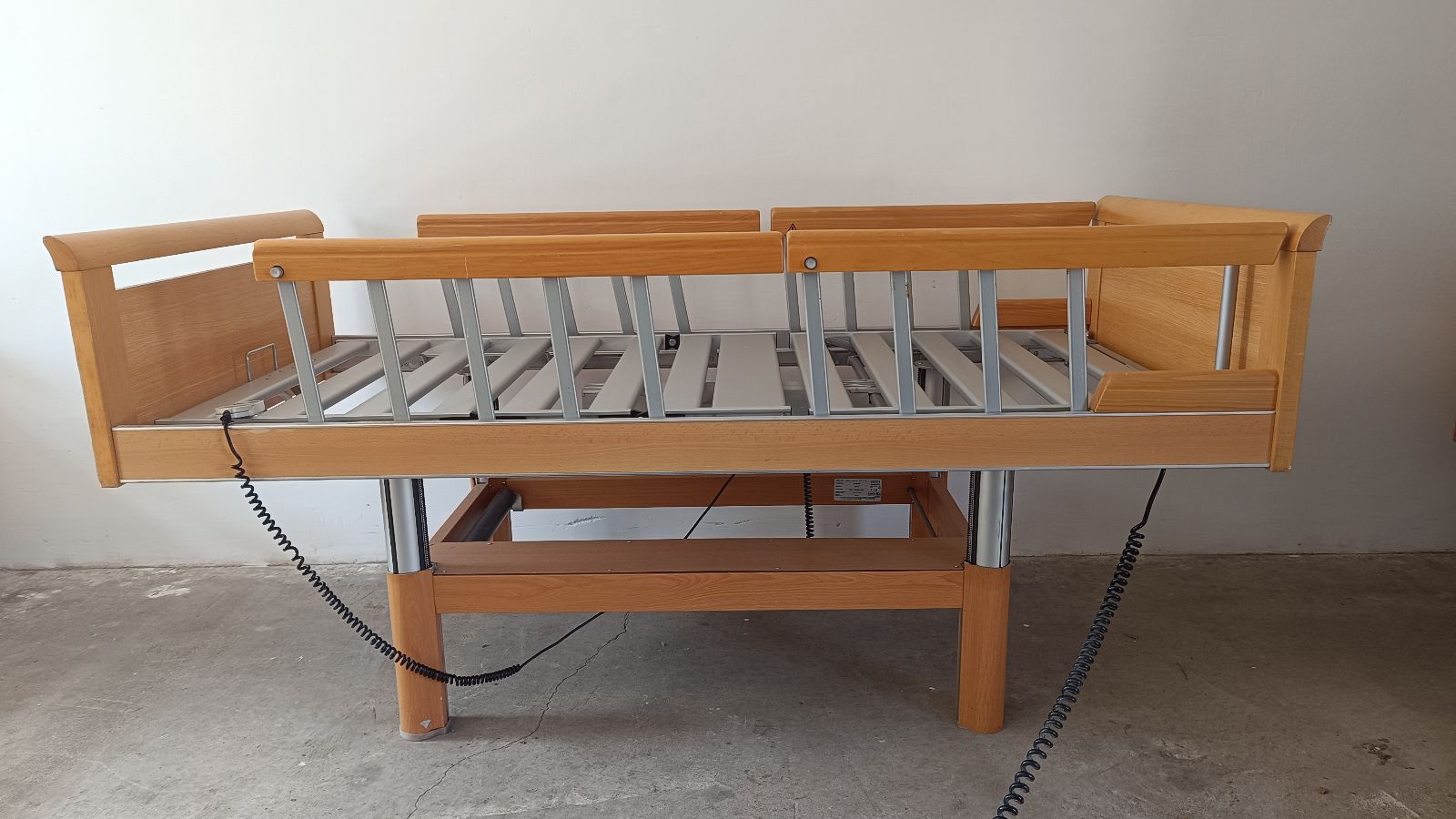 Modern Elektromos betegágy - 3 funkciós - osztott oldalrácsokkal Kód: 4.