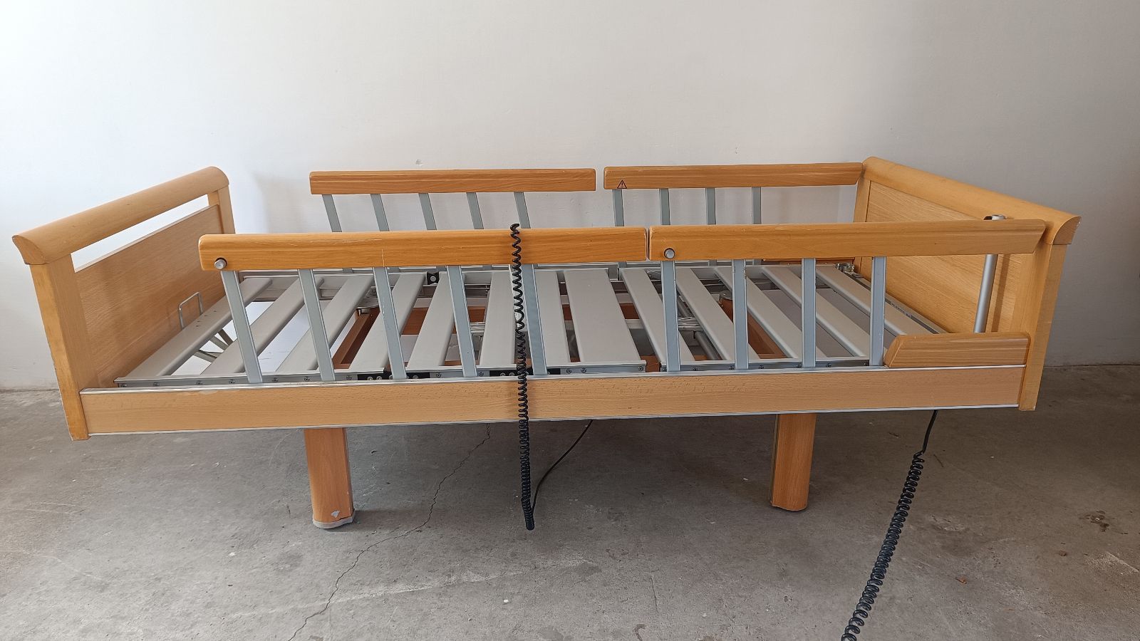 Modern Elektromos betegágy - 3 funkciós - osztott oldalrácsokkal Kód: 4.