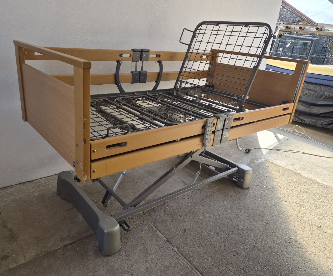 Újszerű Elektromos betegágy - 3 funkciós - osztott rácsos Kód: 18.