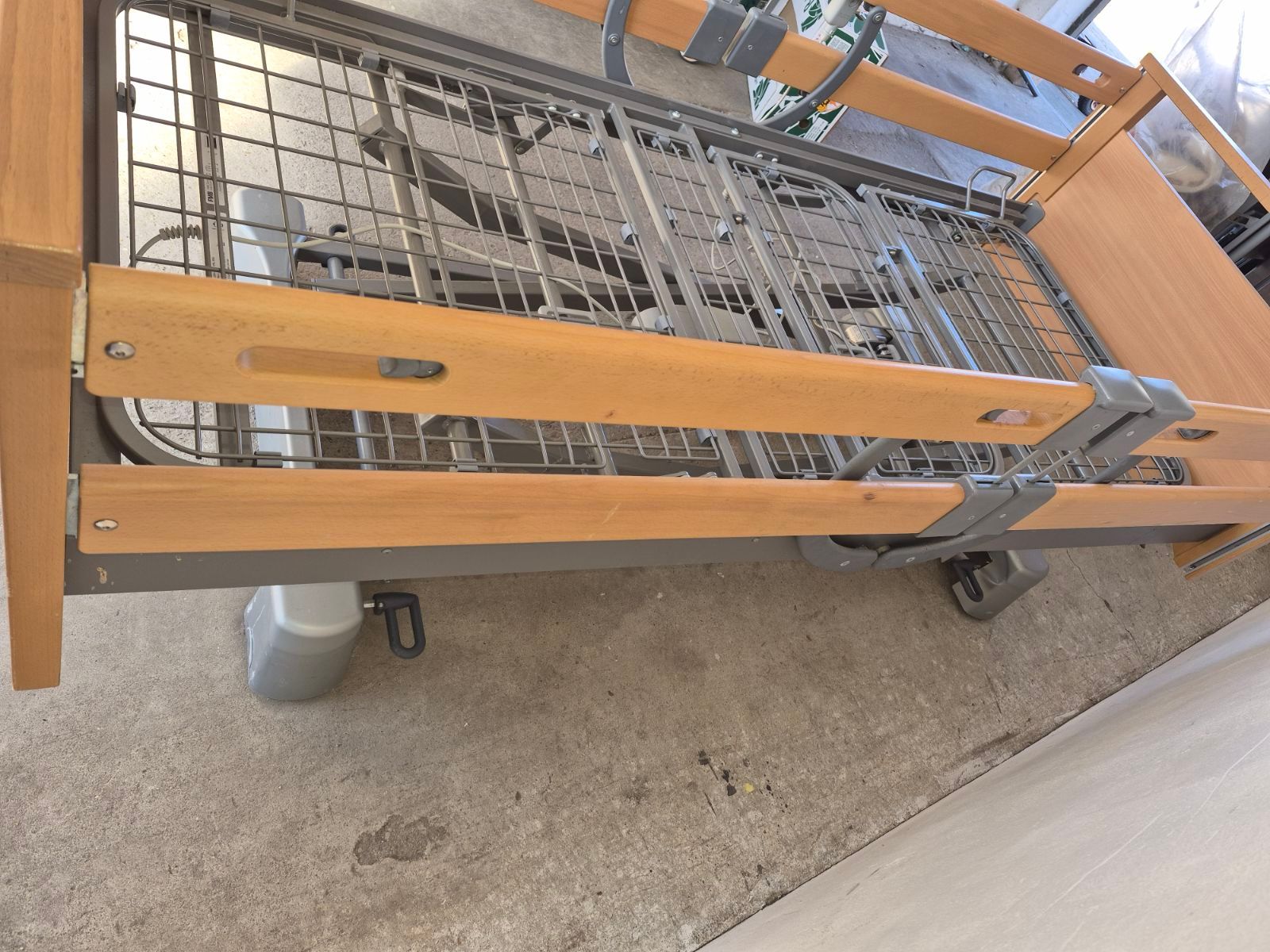 Újszerű Elektromos betegágy - 3 funkciós - osztott rácsos Kód: 18.