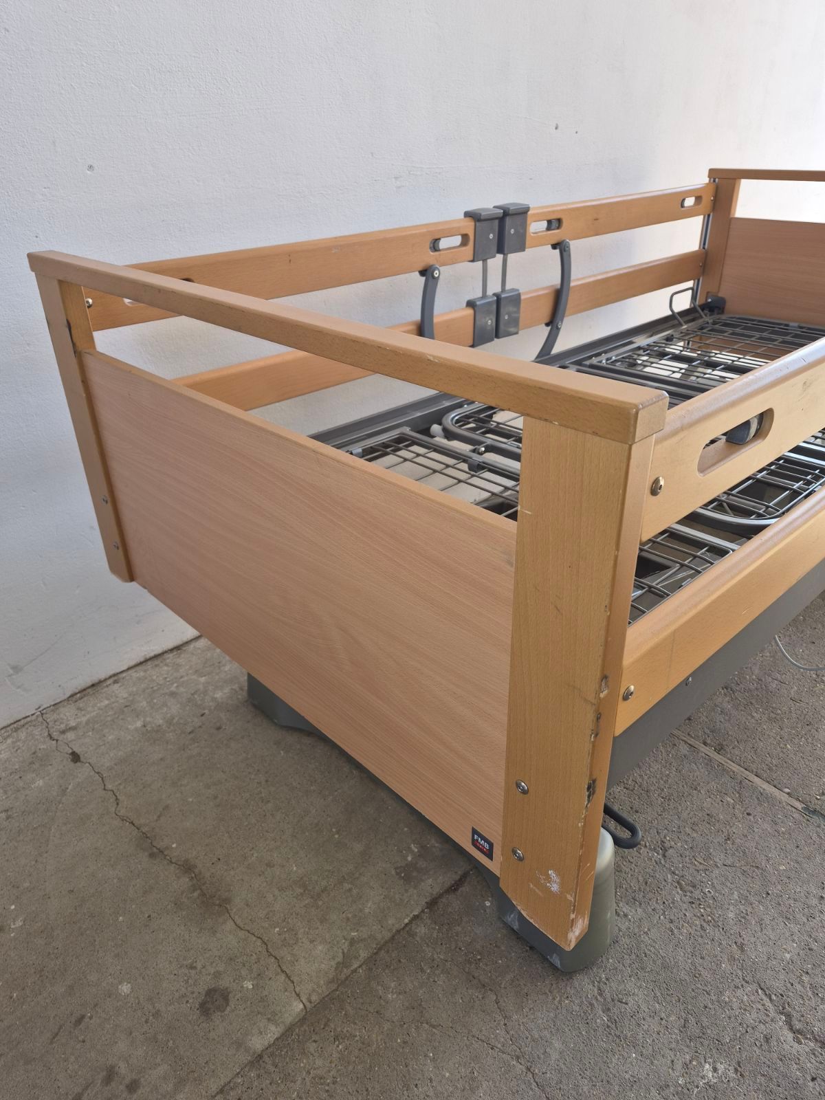 Újszerű Elektromos betegágy - 3 funkciós - osztott rácsos Kód: 18.