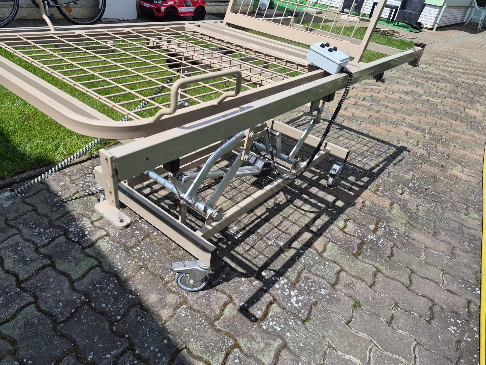 Elektromos betegágy váz fa elemek nélkül - 3 funkciós - működőképes!